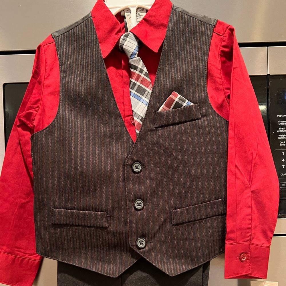 Boys suit size 4t